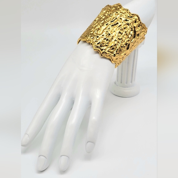 Oscar de la Renta MASSIVE Chunky Shiny Textured Gold Statement Cuff Bracelet - Picture 7 of 13